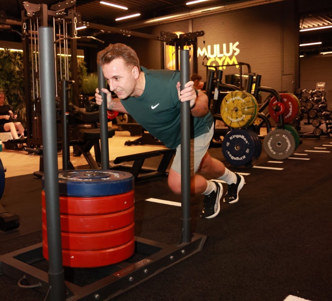 Sporters tijdens een intensieve trainingssessie bij Stimulus Gym
